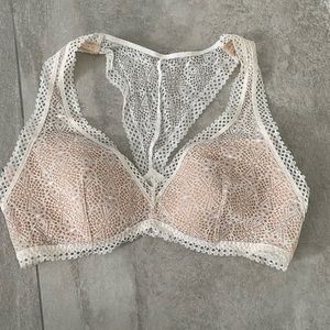 NWT Victoria’s Secret White Lace Padded Bralette M